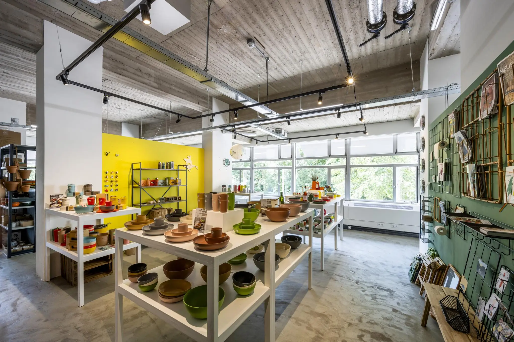 Winkelinterieur aan de Van Leijenberghlaan met moderne displays van kleurrijk keramiek en woonaccessoires.